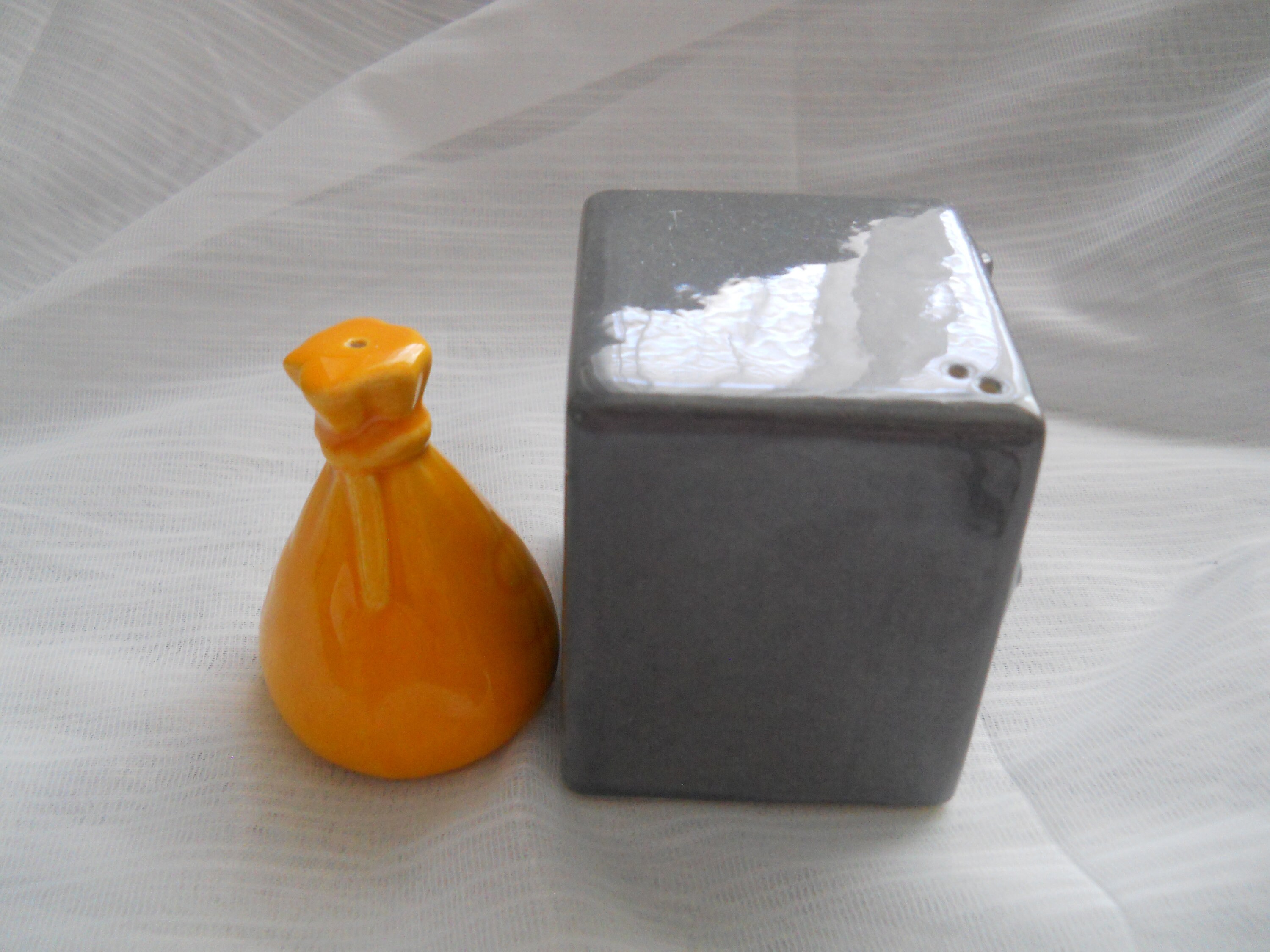 Safe and money bag salt and pepper shakers vintage, collectible