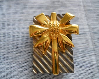 Present with Gold Bow brooch/necklace - vintage, collectible, jewelry