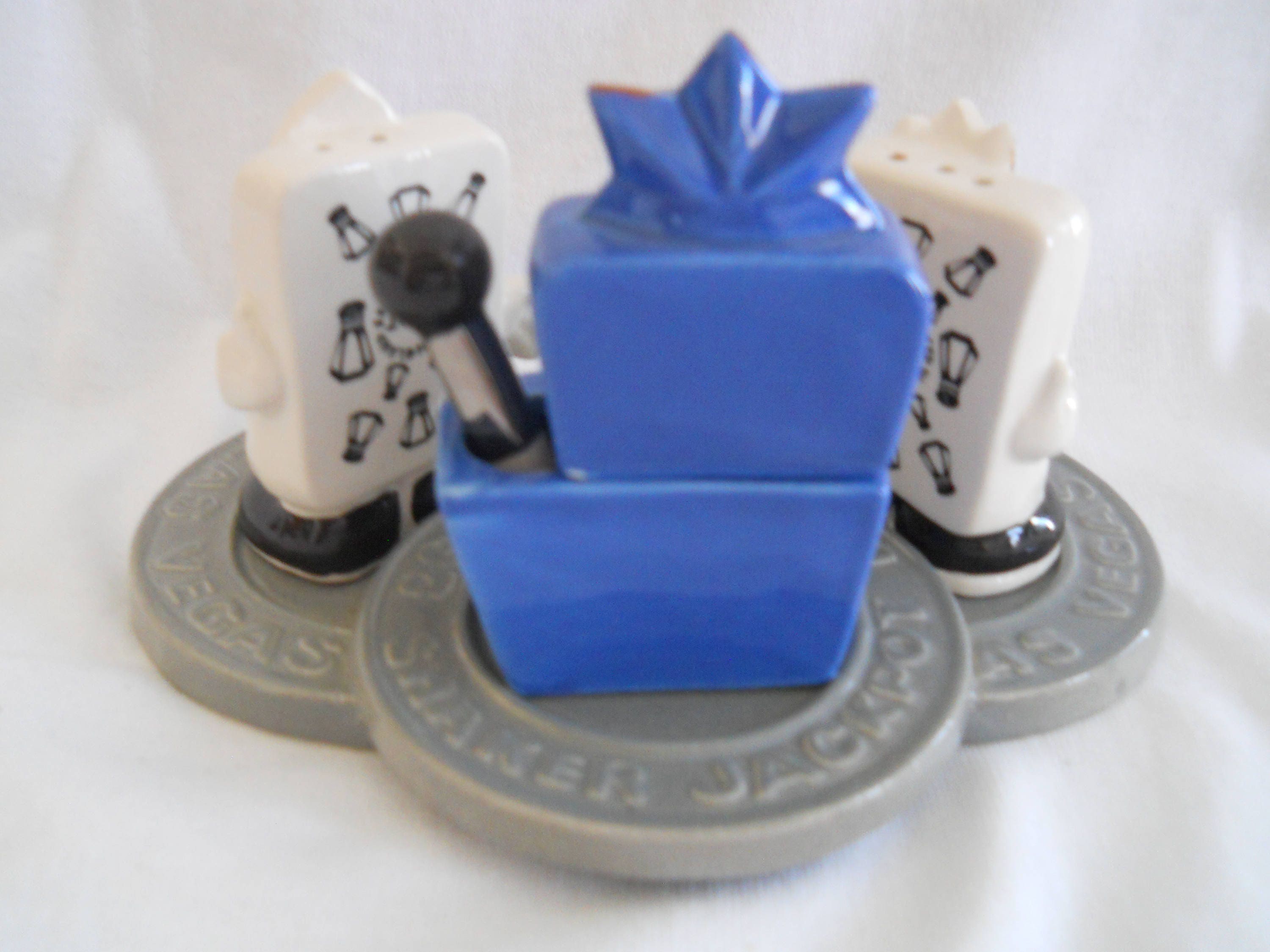 Novelty Salt and Pepper Convention Set Las Vegas Slot Machine and