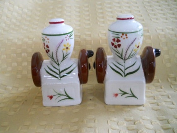 Coffee Grinder Salt and Pepper Shakers - Vintage, Collectible