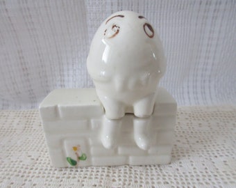 Humpty Dumpty Sitting on a Wall salt and pepper shakers - vintage, collectible