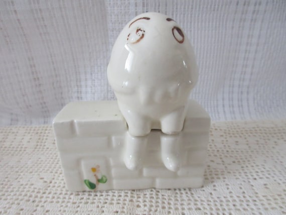 Humpty Dumpty Sitting on a Wall salt and pepper shakers - vintage, collectible