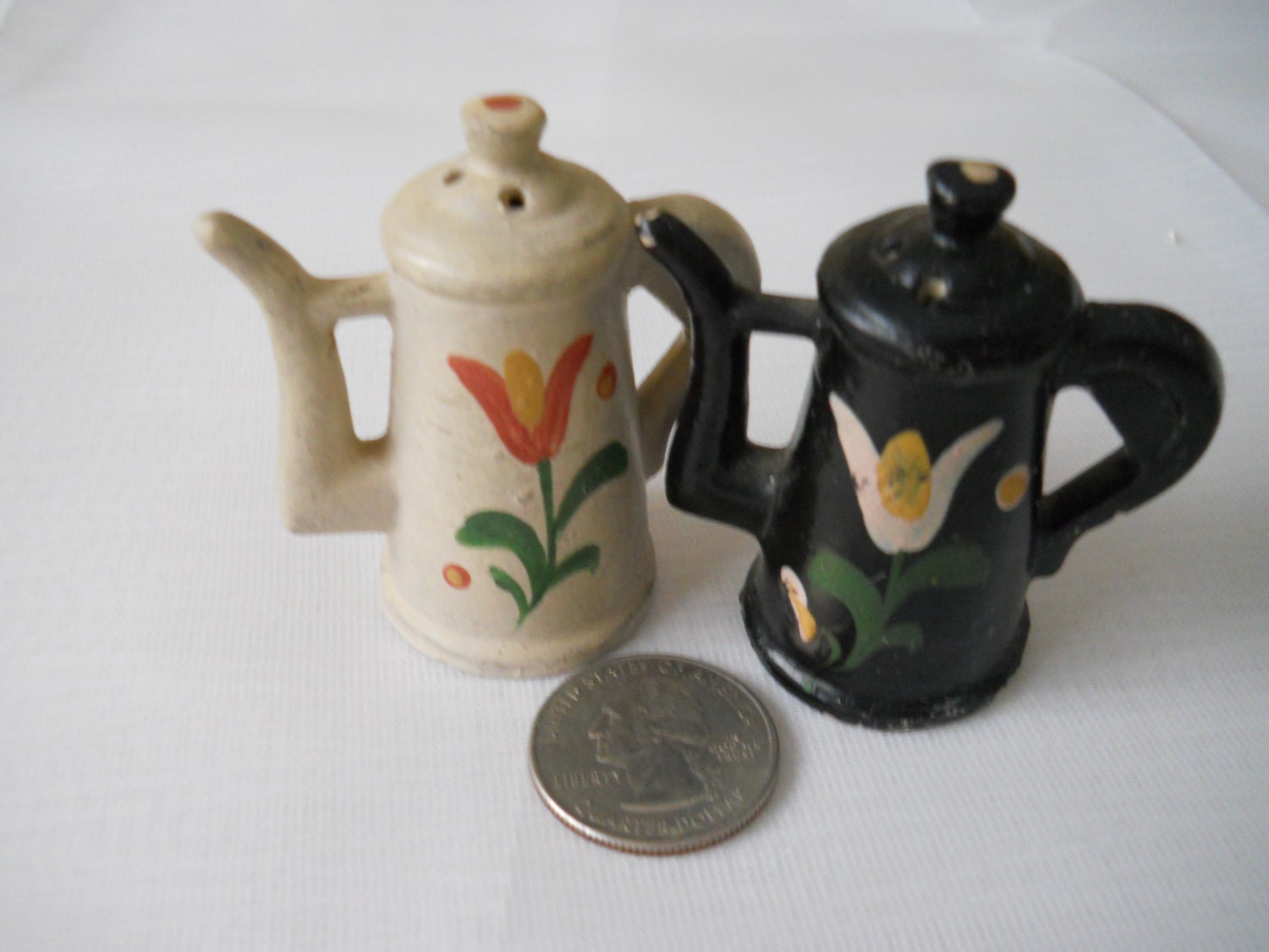 Coffee Pot Salt and Pepper Shakers - vintage, collectible, serving