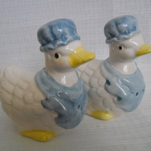 Mamá Patos Salt y Pepper Shakers - vintage, coleccionable, patos, aves