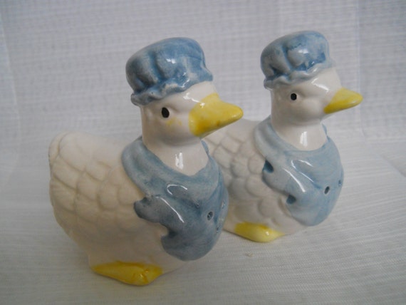 Mama Ducks Salt and Pepper Shakers - vintage, collectible, ducks, birds