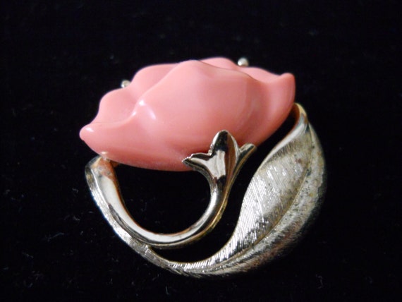 Coral Flower and Goldtone Brooch - Pin, Brooch, collectible, vintage, jewelry