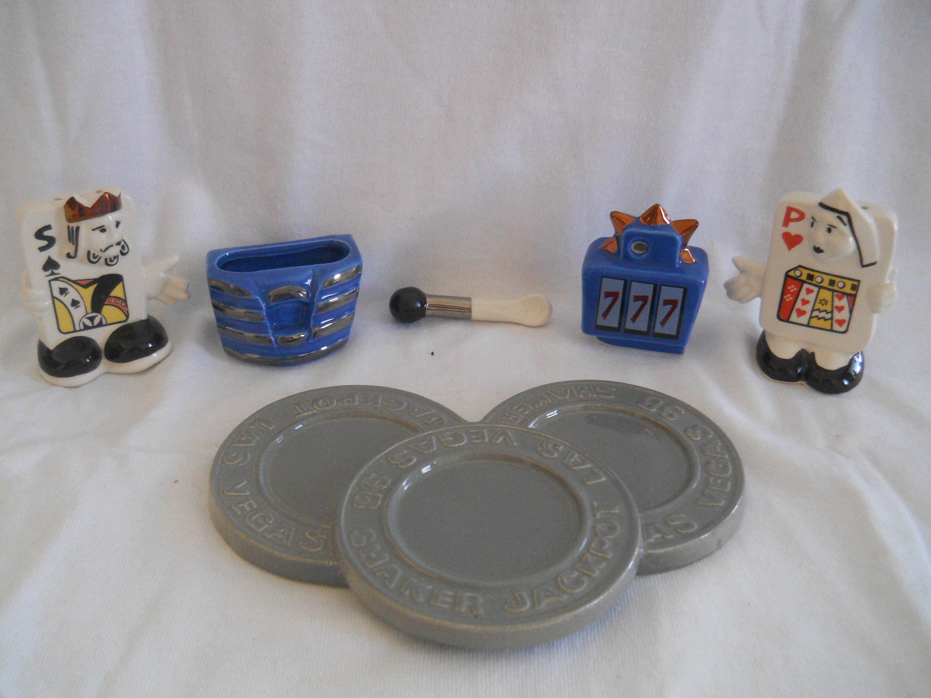 Novelty Salt and Pepper Convention Set Las Vegas Slot Machine and