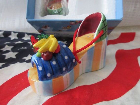 Carmen Platform Shoes Salt and Pepper shakers #30005 - vintage, collectible, Vandor