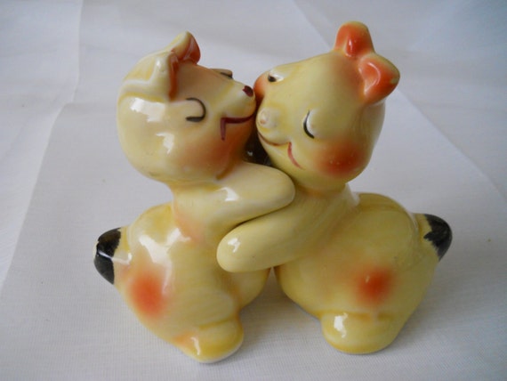 Van Tellingen Hugging Bears Salt and Pepper Shakers - vintage, collectible, serving, kitchen, bears, animals