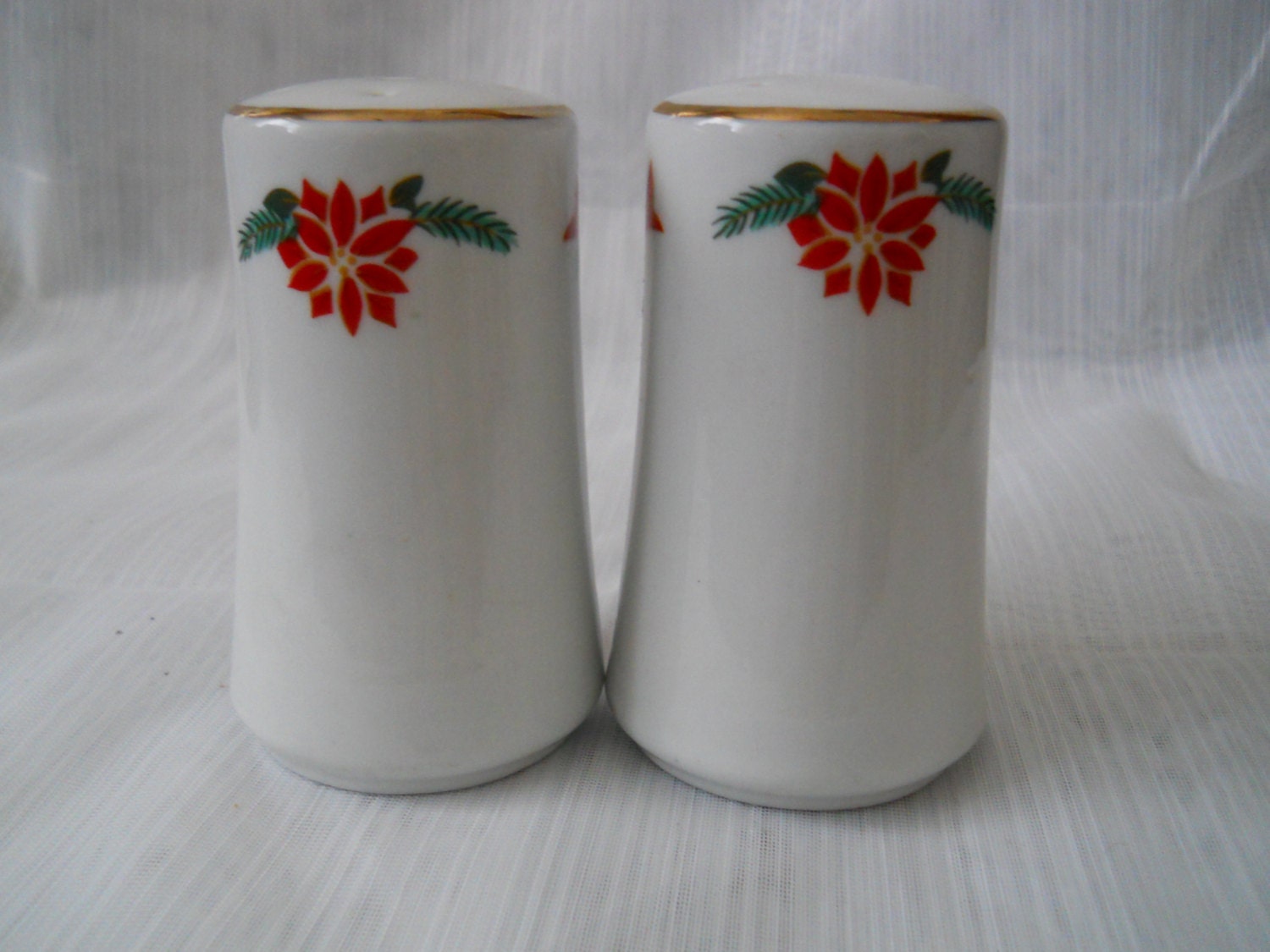 Poinsettia Trimmed Salt and Pepper Shakers vintage, collectible