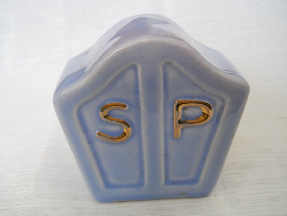 Blue One Piece Salt and Pepper Shaker  - vintage, collectible, PATD