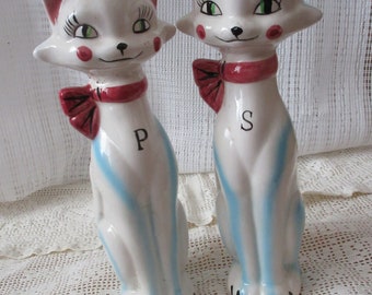 Kitschy cat salt and pepper shakers - vintage, collectible