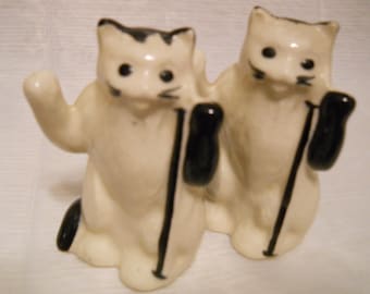 Black and White Cats Salt and Pepper Shakers - vintage, collectible, animal