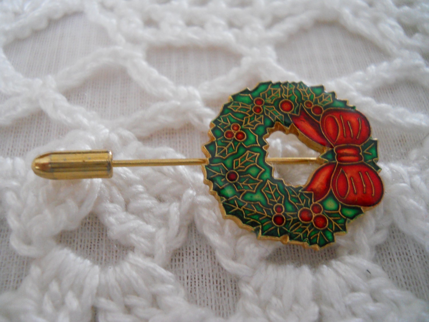Christmas Wreath Stick Pin lapel, vintage, costume jewelry, collectible