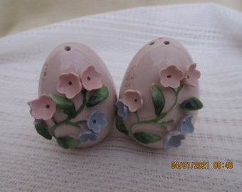 Flowered Egg Salt and Pepper Shakers - vintage, collectible, Japan