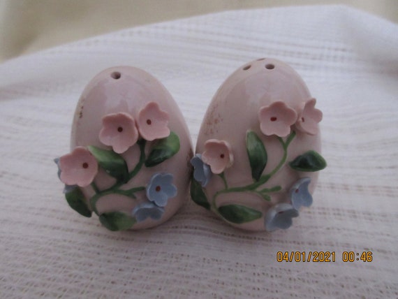 Flowered Egg Salt and Pepper Shakers - vintage, collectible, Japan