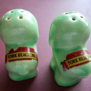 Green Puppies Salt and Pepper Shakers Collectible, Vintage, Souvenir image 2