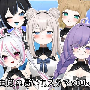 以下が含まれることがあります： 大きな目と、黒、白、金髪、紫など様々な髪色の、アニメ風のキャラクター5人組。黒と白の衣装を着ています。画像は白いキラキラと下部に日本語のテキストが入った青色の背景です。
