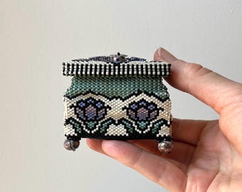Caja triangular con cuentas cosida a mano, almacenamiento de joyas con diseño floral de tablero de ajedrez para anillos.