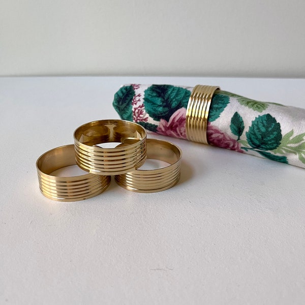 Ribbed Brass Napkin Rings, Set of 4 / Vintage Brass Table Decor / Rustic Table Setting, Metal Circle Napkin Holders / Made in India