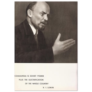Può includere: Una fotografia in bianco e nero di un uomo che parla. Il testo sotto la foto recita "Il comunismo è il potere sovietico più l'elettrificazione di tutto il paese. V. I. Lenin."