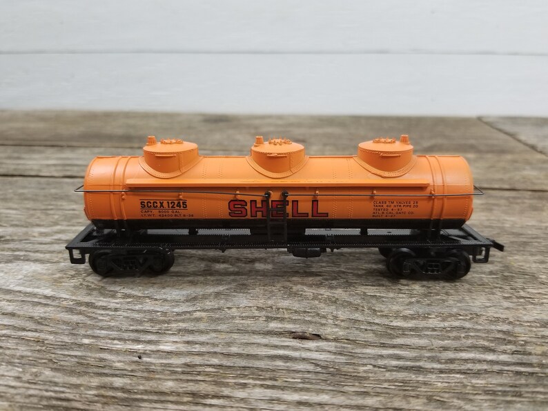 item #3555 Shell Tanker Bachmann HO Scale Train Tanker