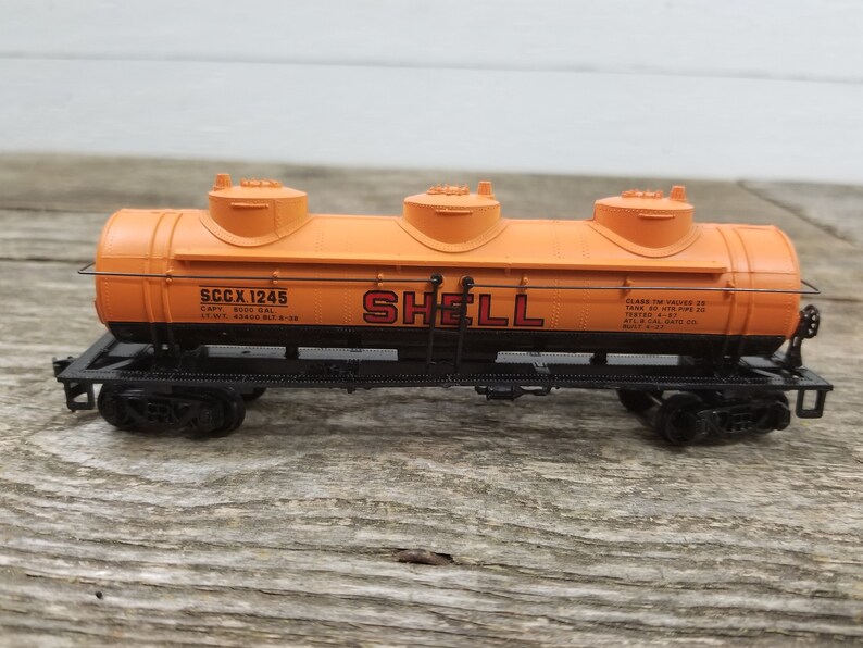 item #3555 Shell Tanker Bachmann HO Scale Train Tanker