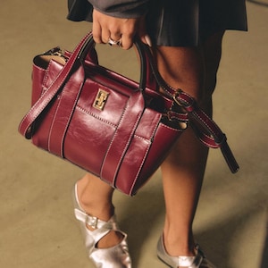 Minimalistische Damen Leder Umhängetasche – Moderne Hobo Style Geldbörse mit goldenem Griff – Elegante Alltagstasche für Frauen – Handgemachtes Geschenk