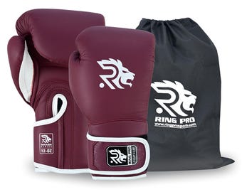 Op de afbeelding: Een paar bordeauxrode bokshandschoenen met witte randen en een wit leeuwenlogo. De handschoenen hebben een 12-OZ label en een polsband met een Ring Pro Fight Gear patch. Een bijpassende zwarte tas met trekkoord en wit leeuwenlogo is inbegrepen.
