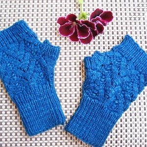 Nordic Lace Mitts (knit in the round) ~ PDF knitting pattern | DK mitten knitting pattern
