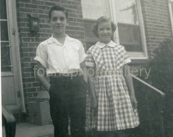 Todos los hermanos y hermanas americanos, de vuelta a la escuela, chico y niña de corte limpio, moda de 1950, foto vintage, foto vieja, instantánea