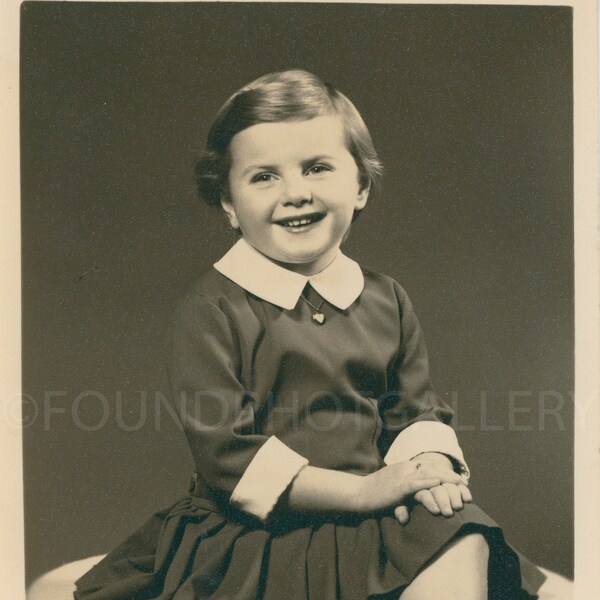 Jeune fille à la recherche adulte, col et poignets Peter Pan, collier en forme de cœur, photo vintage