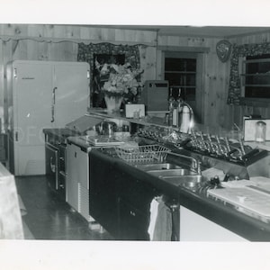 Detrás de escena en una heladería o cafetería, foto antigua