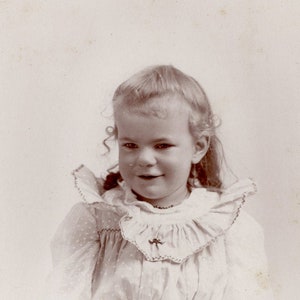 Mooi klein meisje met blonde krullen en een grote witte kraag, kabinet foto, kindertijd, zwart & witte foto, Victoriaanse foto √