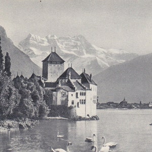 Descarga digital, Lac Leman, Suiza, Castillo, Lago, Velero, Montañas cubiertas de nieve, Cisnes, Blanco y negro, Postal vintage, Imprimible√