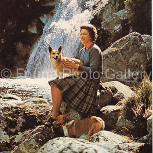 Download digital, Rainha Elizabeth, Castelo de Balmoral, Cartão postal vintage, A coroa, Cães Corgi, Castelo de Balmoral, Escócia, Para impressão√