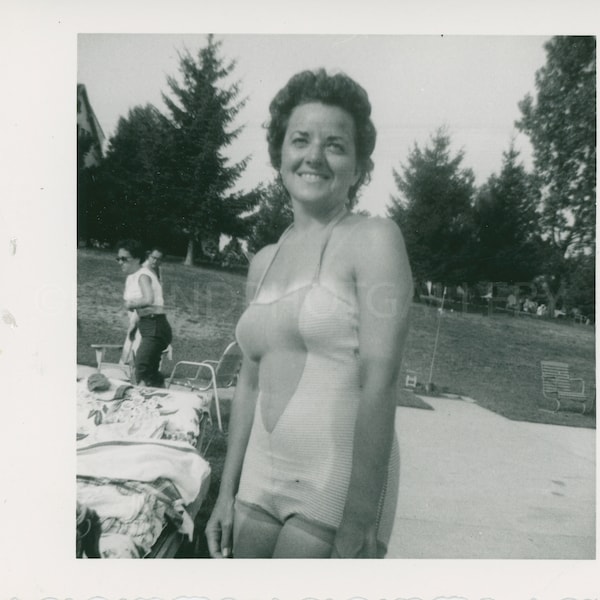 Schöne kurzhaarige Frau in einem Stück Badeanzug beim Picknick, Vintage Foto, gefunden Foto, Schnappschuss, altes Foto, Vernacular Foto