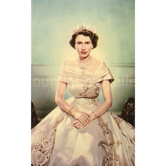 One of my favourite Queen Elizabeth II gowns | Queen elizabeth, Royal queen,  Her majesty the queen