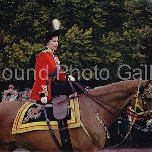 Download digital, Rainha Elizabeth II a cavalo, Rainha da Inglaterra, cartão postal vintage, para impressão, cartão postal com foto colorida, realeza, viagem√