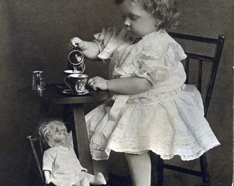 Download digitale, Tea Party delle bambole, Infanzia, Foto vintage, Foto in bianco e nero, Foto trovata, Foto antica, Stampabile√