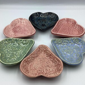 Joli bibelot en forme de coeur, plat à condiments, repose-cuillère, plat en céramique en forme de coeur pour bijoux ou cadeaux de mariage.