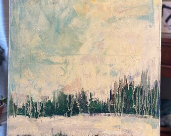 Op de afbeelding: Abstract schilderij op canvas met een witte achtergrond en een lichtblauwe lucht. Het schilderij toont een bos met groene bomen en een witte besneeuwde grond.
