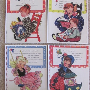 Puede incluir: Cuatro tarjetas de alfabeto vintage con ilustraciones de niños y rimas. Las tarjetas son de color rojo, azul, amarillo y verde con bordes blancos. Las letras son C, A, L y L. Las rimas son: "Come Patch, draw the latch, Sit by the fire and spin, Take a cup and drink it up, Then call your neighbours in."