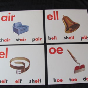 Grande poster vintage formato flashcard - Vocali - Scelta di zappa, sedia, cintura, campana