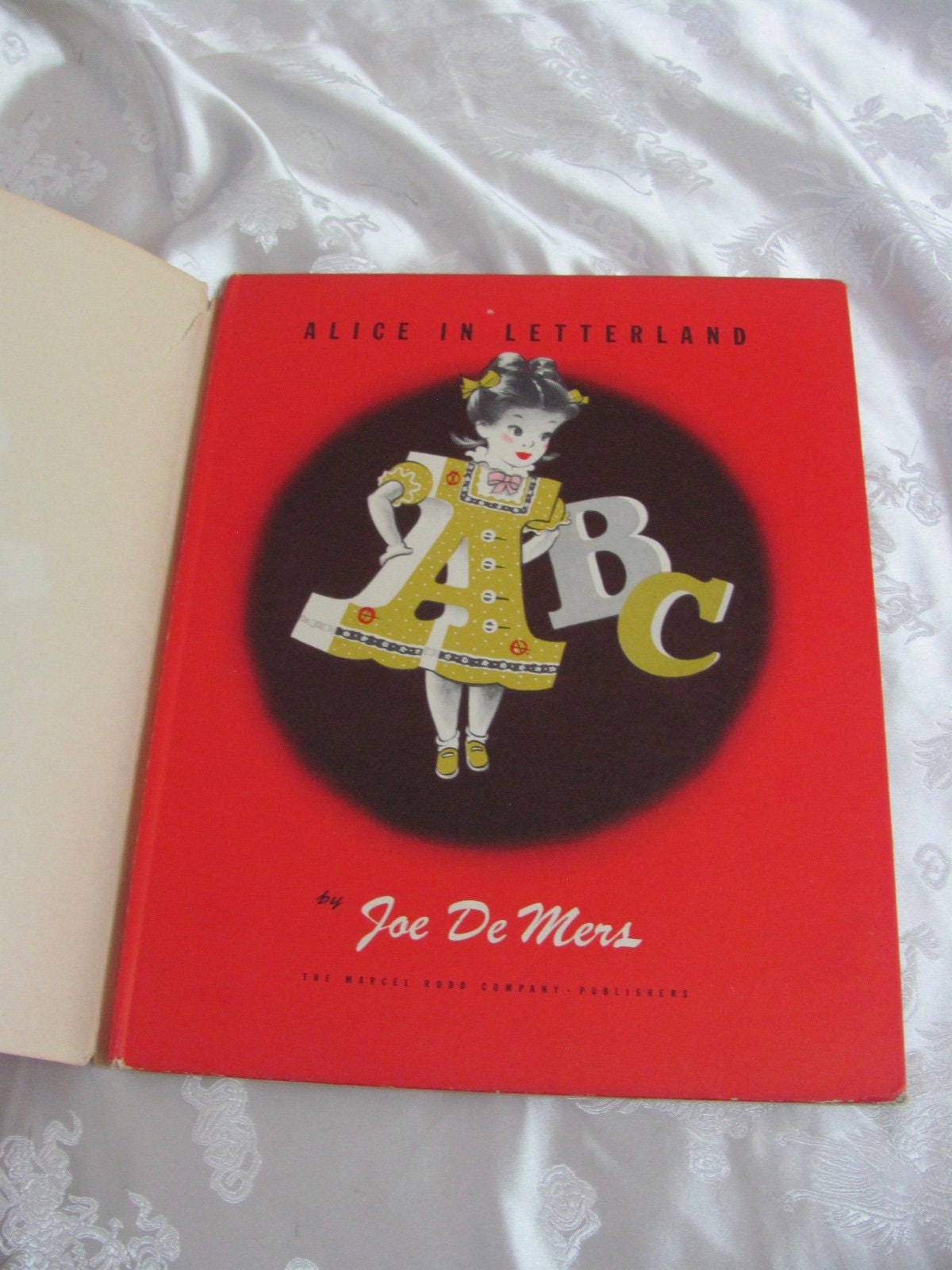 Alice in Letterland // Joe De Mers 1946 // Vintage Hard Cover