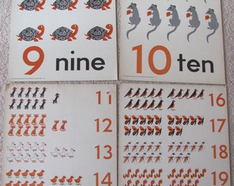 Op de afbeelding: Een set van tien kleurrijke educatieve flashcards met verschillende dieren en getallen van 1 tot en met 20. De flashcards zijn gedrukt op wit karton met zwarte contouren en oranje getallen.