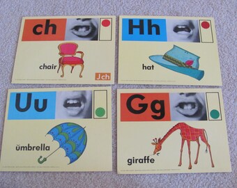 Grande poster con flashcard di fonetica, illustrato per la scuola, educativo - Circa 1972 - Sedia, ombrello, giraffa - a tua scelta