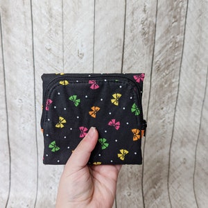 Cartera de mujer tríptica de liquidación, negra con lazos