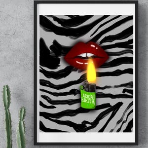 Può includere: Stampa artistica incorniciata con labbra rosse e una fiamma da un accendino verde. Lo sfondo presenta un motivo a strisce zebrate in bianco e nero. L'accendino ha il testo "ACIDA KIKITH".