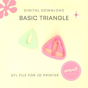 Può includere: Grafica per download digitale con due forme triangolari, una verde chiaro e una rosa. Il testo recita "DOWNLOAD DIGITALE BASIC TRIANGLE" e "FILE STL PER STAMPANTE 3D". Un logo rosa è in basso a destra.